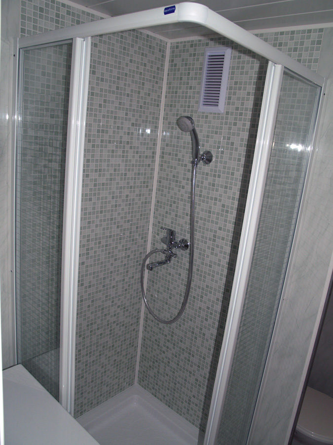 Vaňu nahradil sprchovací kút + renovácia stien kúpelne