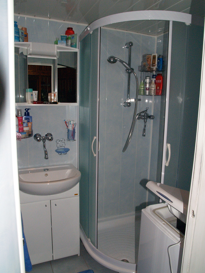 Vaňu nahradil sprchovací kút + renovácia celej kúpelne